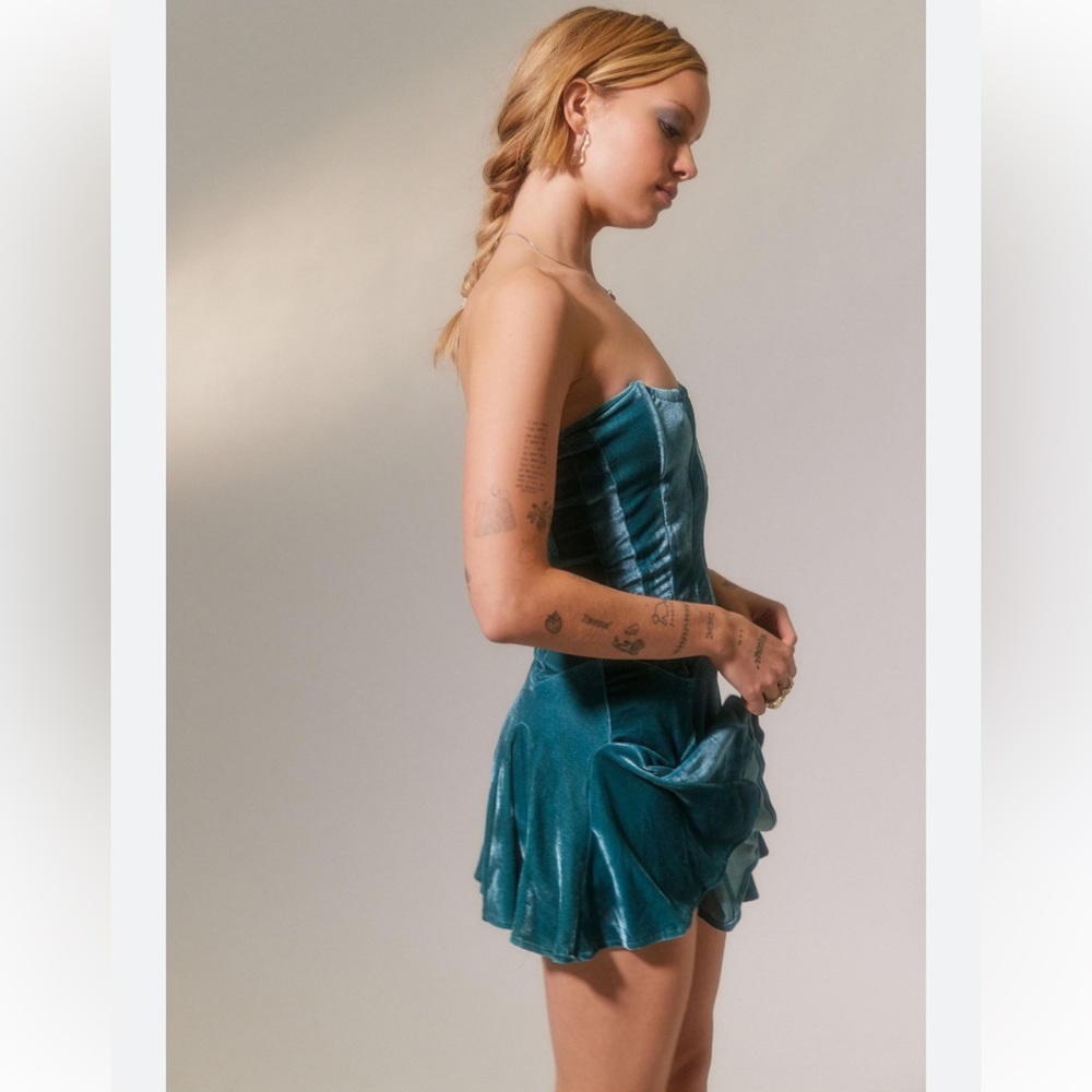 Urban Outfitters NWT Antoinette Velvet Bustier Pleated Hem Mini Dress Size M - Picture 3 of 15